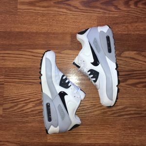 Woman’s air max 90 worn twice